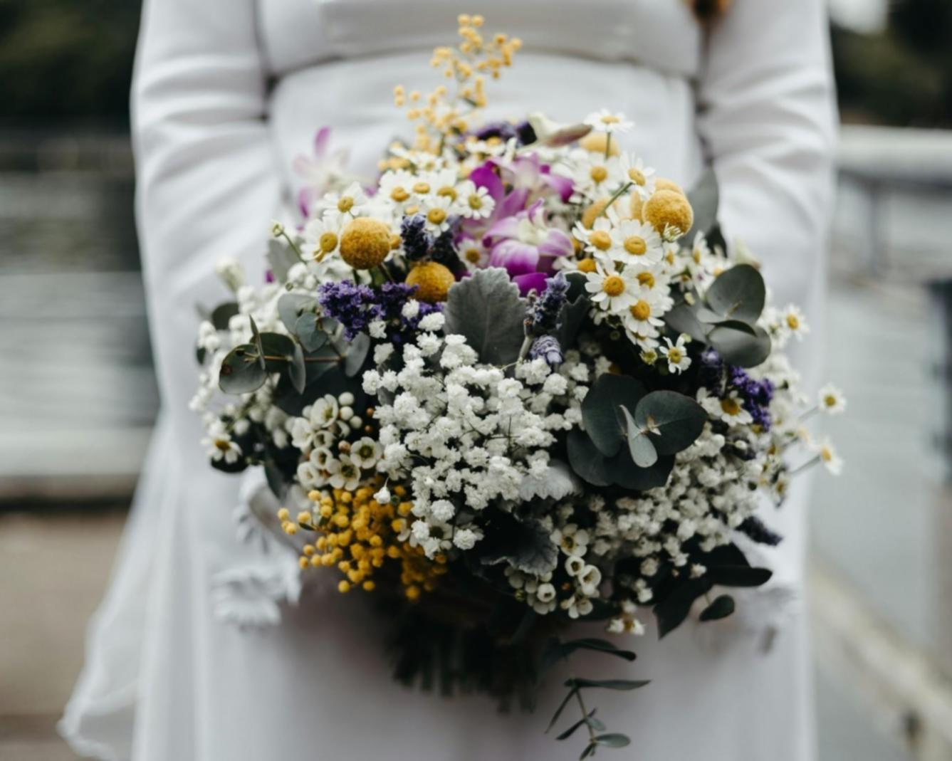 Bloemenarrangement op luxe evenement met fijne details