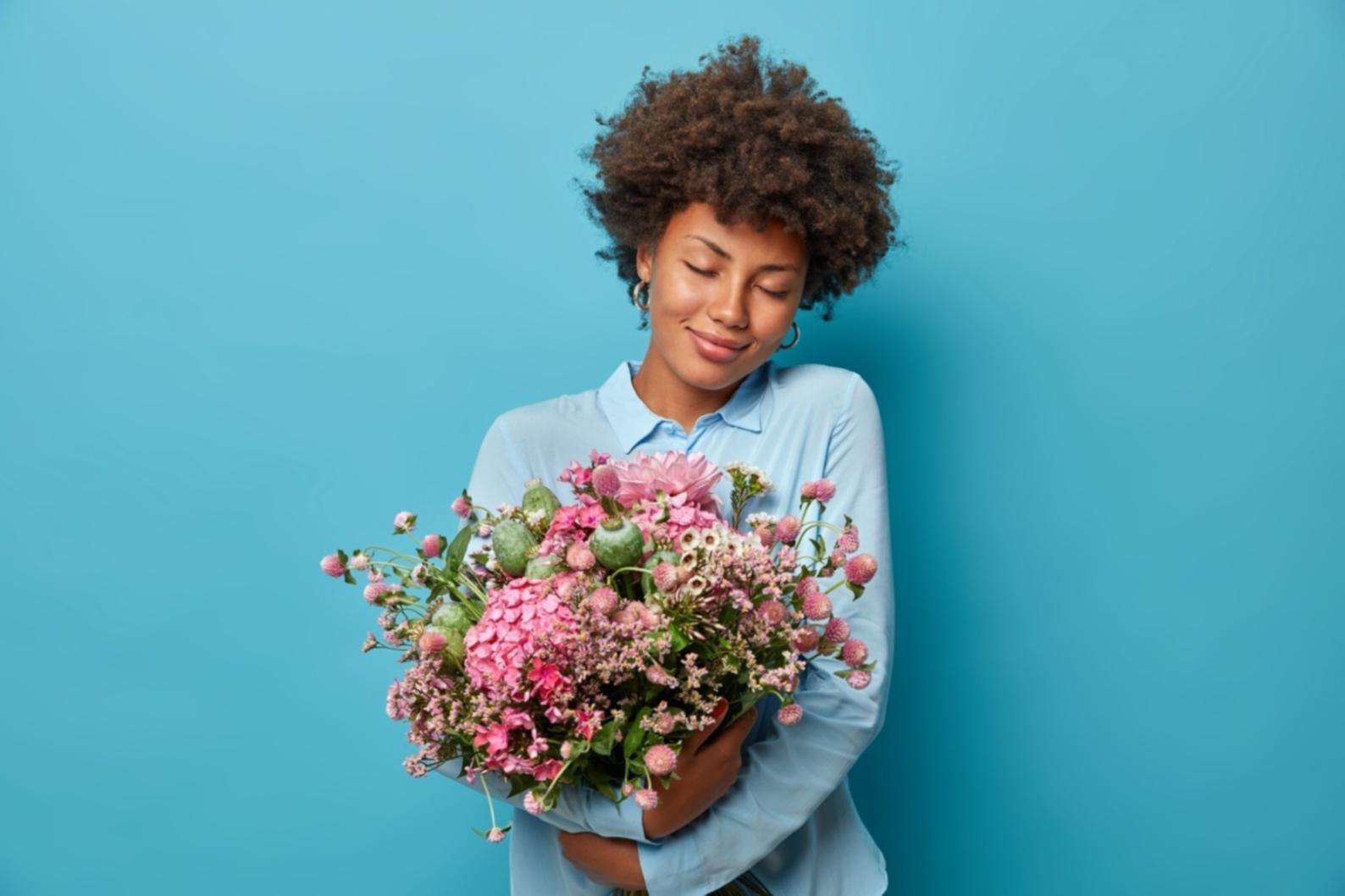 Kleurrijk bloemenarrangement voor een evenement